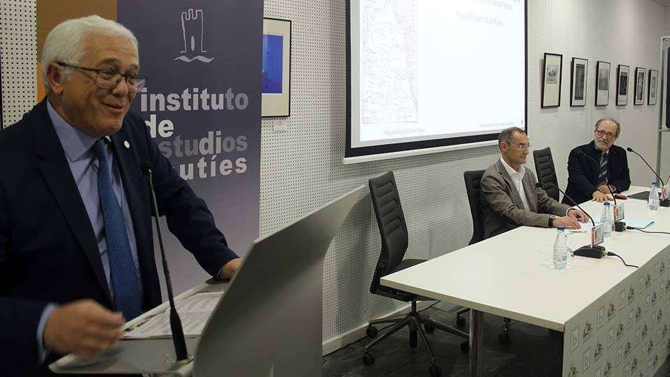El director de la &#34;Adolfo Suárez&#34; presenta al conferenciante, Miguel Ángel Maure (primero por la derecha) (C.A.)