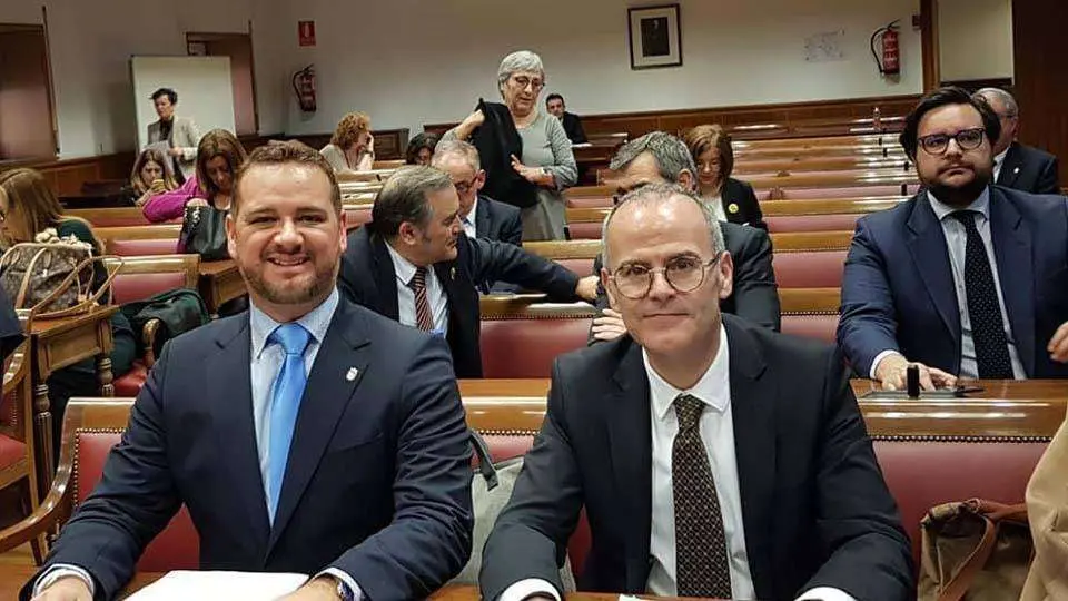 Mu&ntilde;oz, a la izquierda, en el Senado (C.A.)