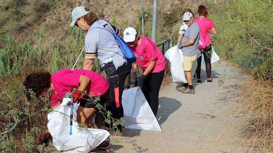 Los voluntarios de &#34;Ceuta sin plástico&#34;, en una de sus acciones (C.A./ARCHIVO)