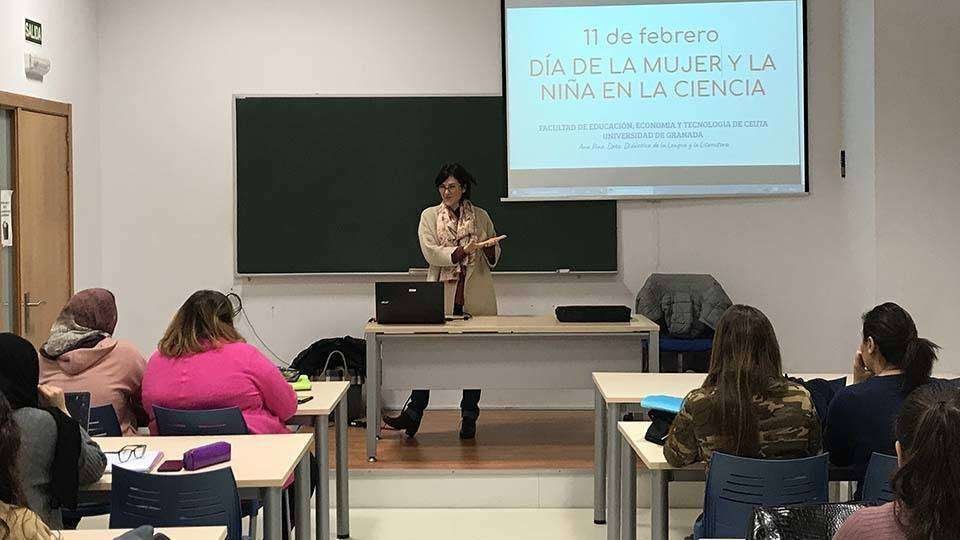 La profesora Ana Pino imparte una charla (CEDIDA)