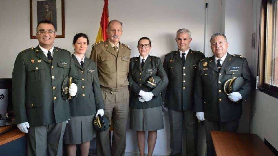 Los nuevos capitanes posan junto al delegado de Defensa (CEDIDA)