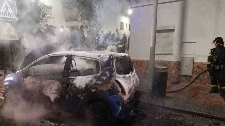 Estado del vehículo incendiado en Miramar Bajo (CEDIDA)