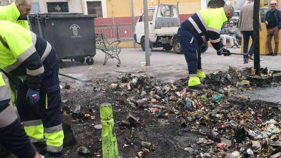 Trabajadores de Trace recogen los restos calcinados de un contenedor (CEDIDA)