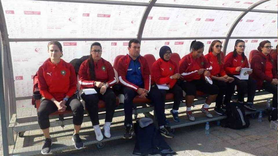 Insaf Hannouk, la segunda desde la izquierda, con otros miembros del equipo técnico de la selección marroquí de fútbol femenino