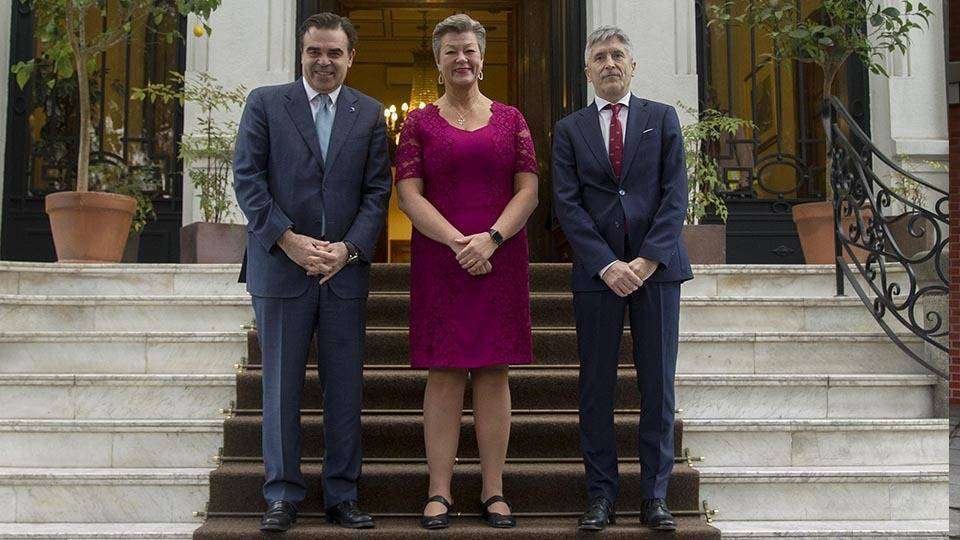El ministro del Interior posa junto al vicepresidente de la Comisión Europea, Margaritis Schinas, y la comisaría de Interior, Ylva Johansson (MINISTERIO DEL INTERIOR)