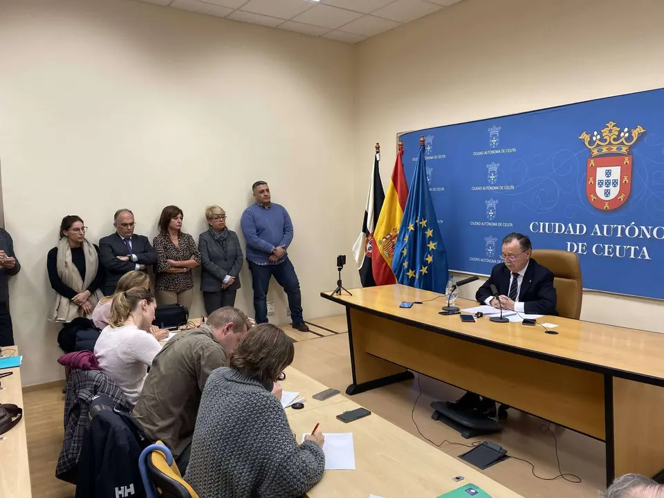 Vivas durante una rueda de prensa. Al fondo, varios miembros de su Gobierno (C.A./ARCHIVO)