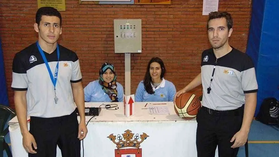 El &aacute;rbitro fallecido, a la izquierda en la fotograf&iacute;a (FBC)