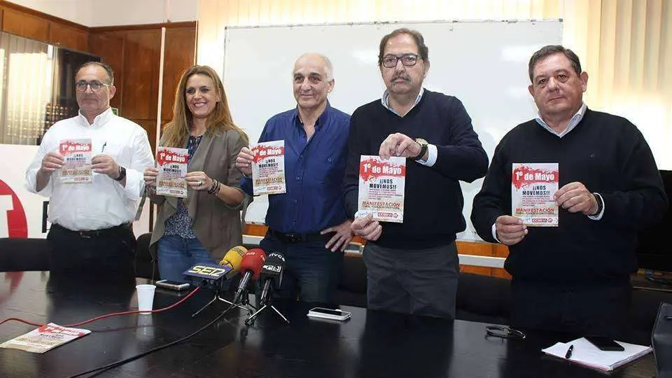 Dirigentes de CCOO y UGT, durante un acto celebrado con motivo del Primero de Mayo (C.A./ARCHIVO)