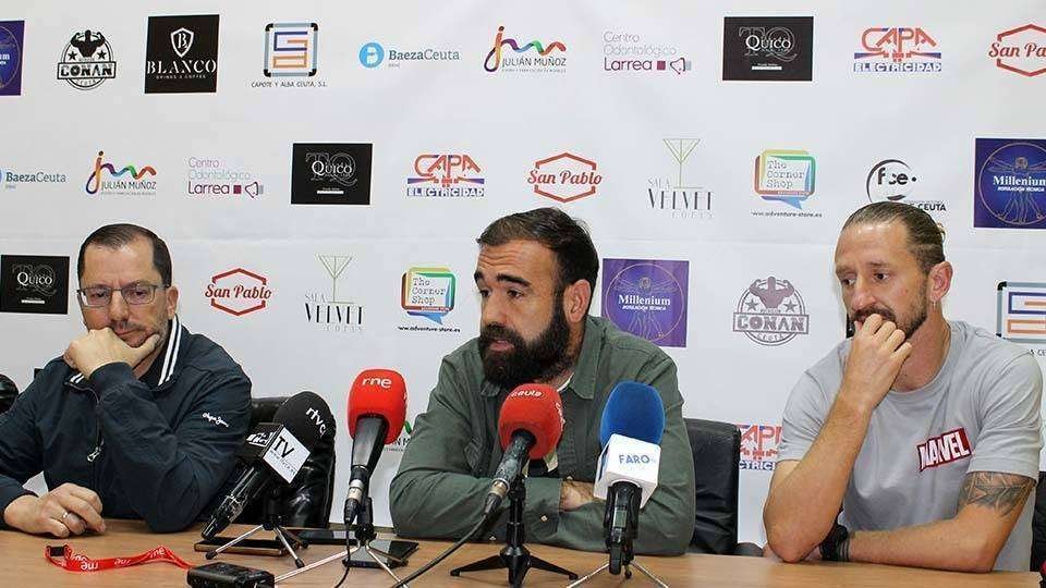 José Juan Romero y los jugadores Víctor González y Polaco, en la rueda de prensa (C.A.)