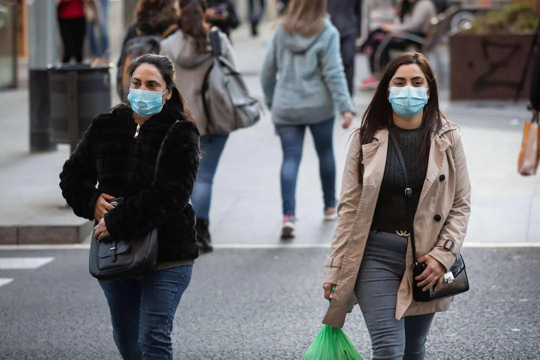 europapress-2676576-personas-con-mascarilla-en-barcelona-por-el-brote-de-coronavirus