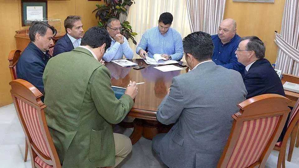 Un momento de la reuni&oacute;n celebrada hoy entre los empresarios y el Gobierno local (CEDIDA)