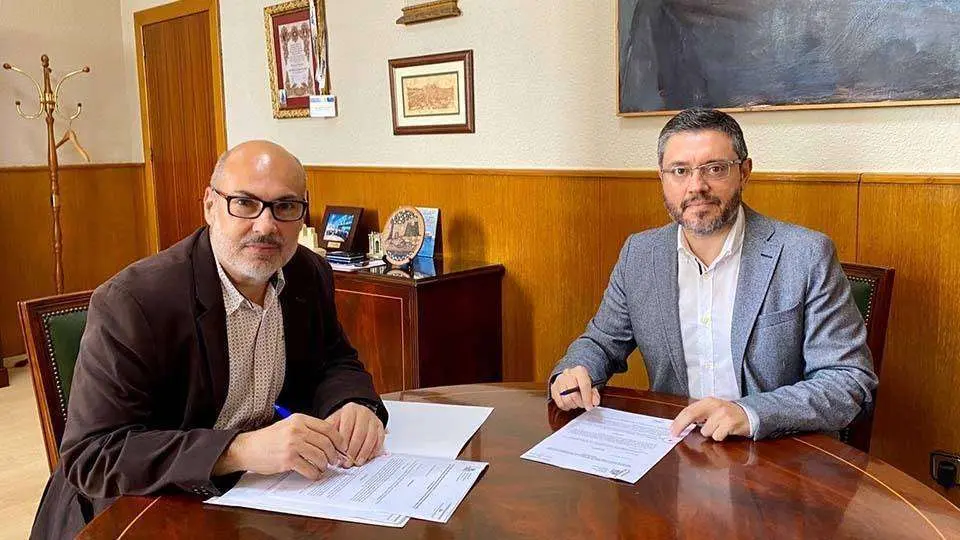 Montoya (izquierda) y Doncel, durante el acto de firma del convenio (CEDIDA)