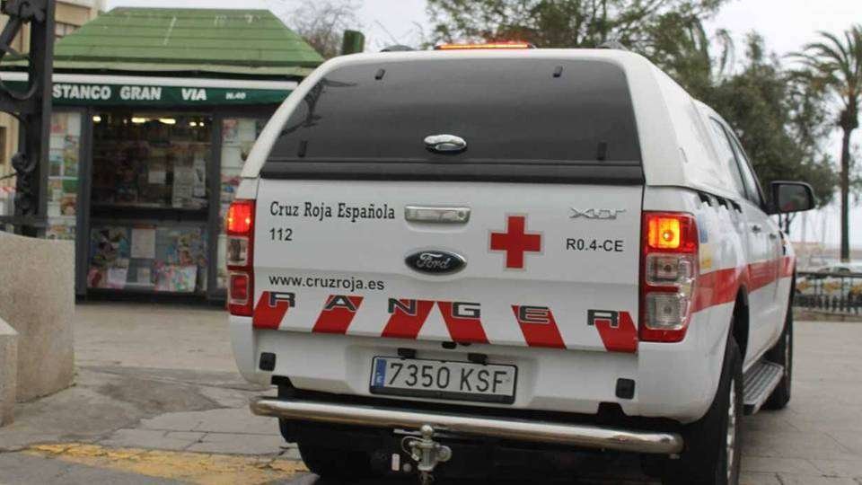 Una ambulancia de Cruz Roja, estacionada al principio de Gran Vía (C.A.)