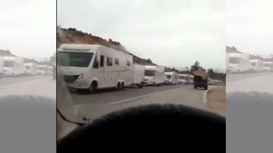 Caravanas circulando por las carreteras marroquíes camino de Bab Sebta