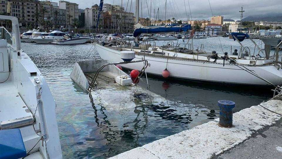 Embarcación semihundida por los efectos del temporal (CEDIDA)