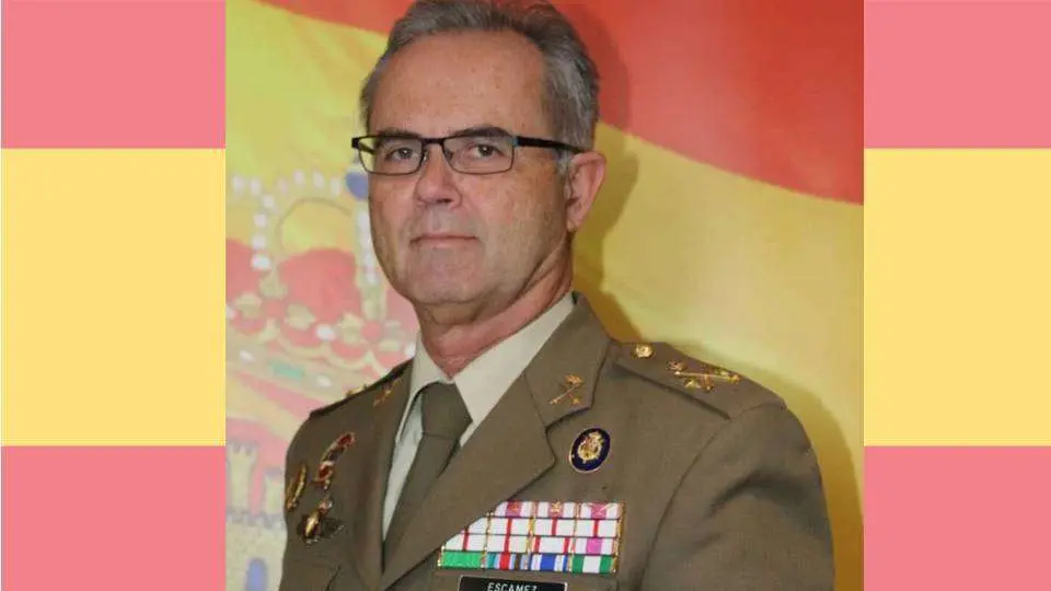 El general Alejandro Esc&aacute;mez (DEFENSA)