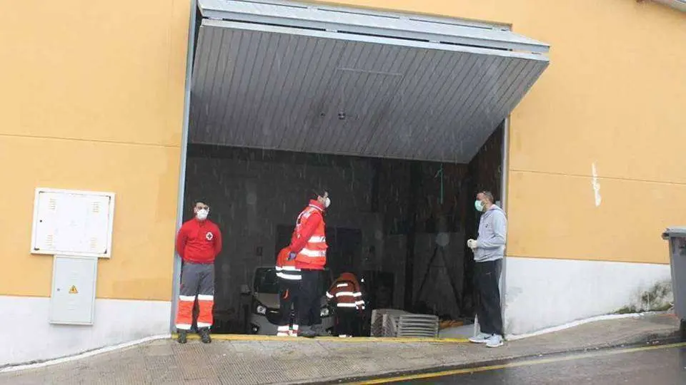 Voluntarios de Cruz Roja, esta ma&ntilde;ana a las puertas del pabell&oacute;n La Libertad (JAVIER CHELLARAM)