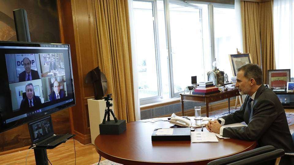 Felipe VI mantiene una videoconferencia desde su despacho (CASA REAL)