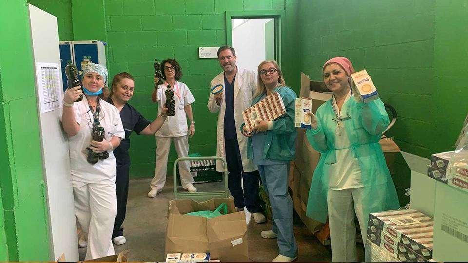 El personal del Hospital posa con los productos donados por los empresarios (CEDIDA)