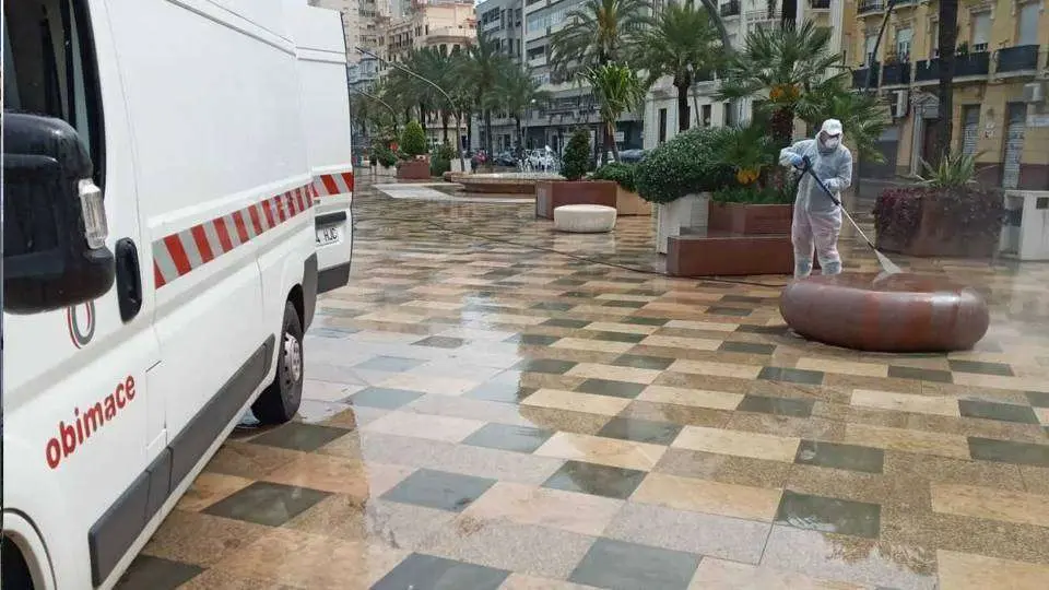 Un operario municipal trabaja en la desinfecci&oacute;n del entorno de La Marina (CEDIDA)