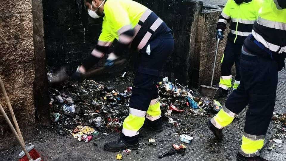 Trabajadores de Trace retiran los restos de un contenedor calcinado (CEDIDA)