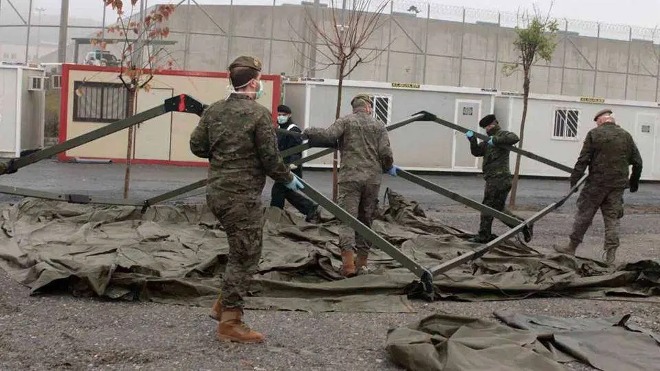 Militares levantan las tiendas de campa&ntilde;a que acoger&aacute;n a los menores en Piniers (J. CHELLARAM)