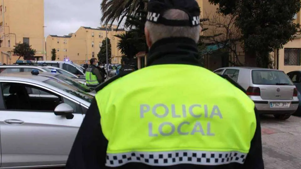 Un agente de la Polic&iacute;a Local (C.A./ARCHIVO)
