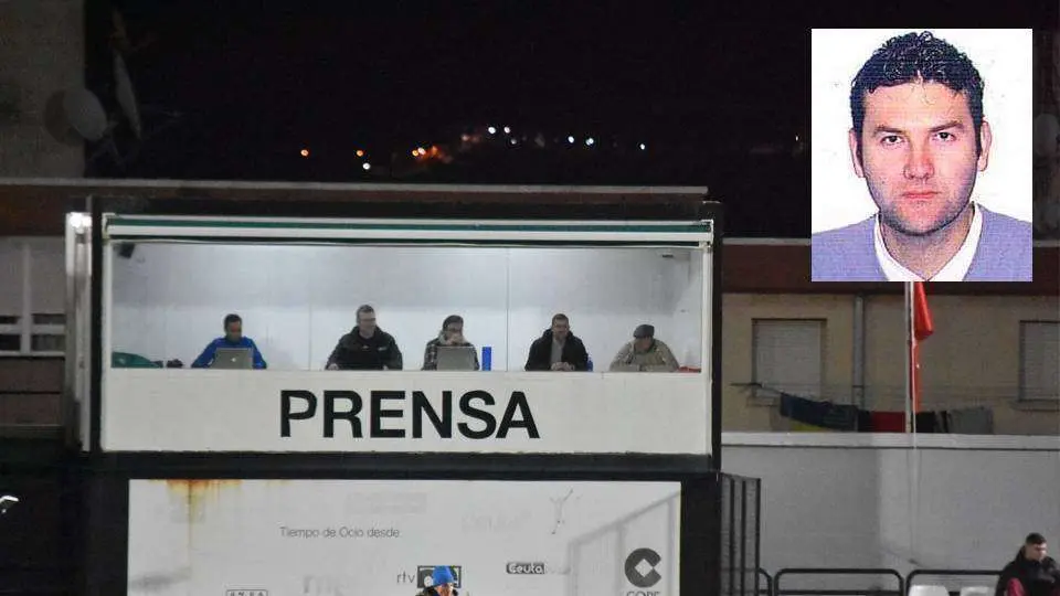 Juanma Navas, en la cabina de prensa desde la que redact&oacute; tantas cr&oacute;nicas de los partidos del Ceuta (FACEBOOK)