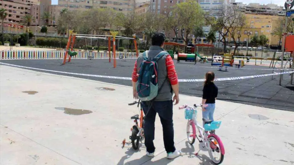 Un padre pasea con su hija el pasado domingo (J. CHELLARAM)