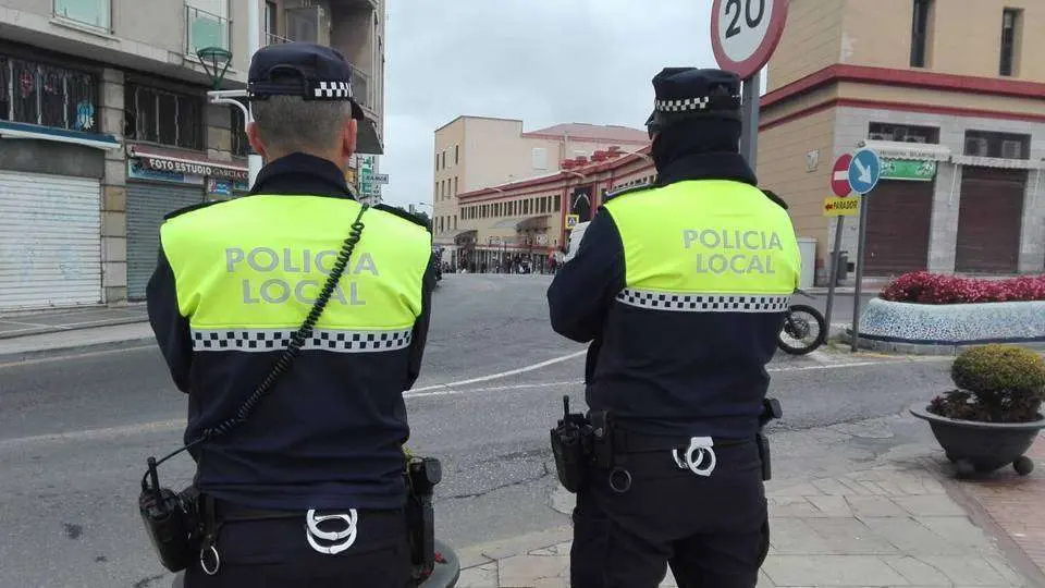 Agentes de la Polic&iacute;a Local (JAVIER CHELLARAM)