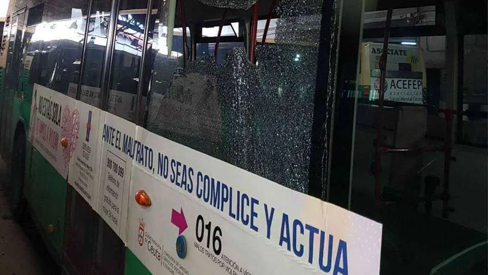 El ataque se sald&oacute; con la rotura de una de las lunas del autob&uacute;s (CEDIDA)