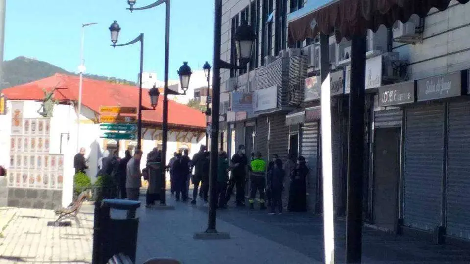 Usuarios ante las puertas del Registro General del Ceuta Center (FeSP-UGT)