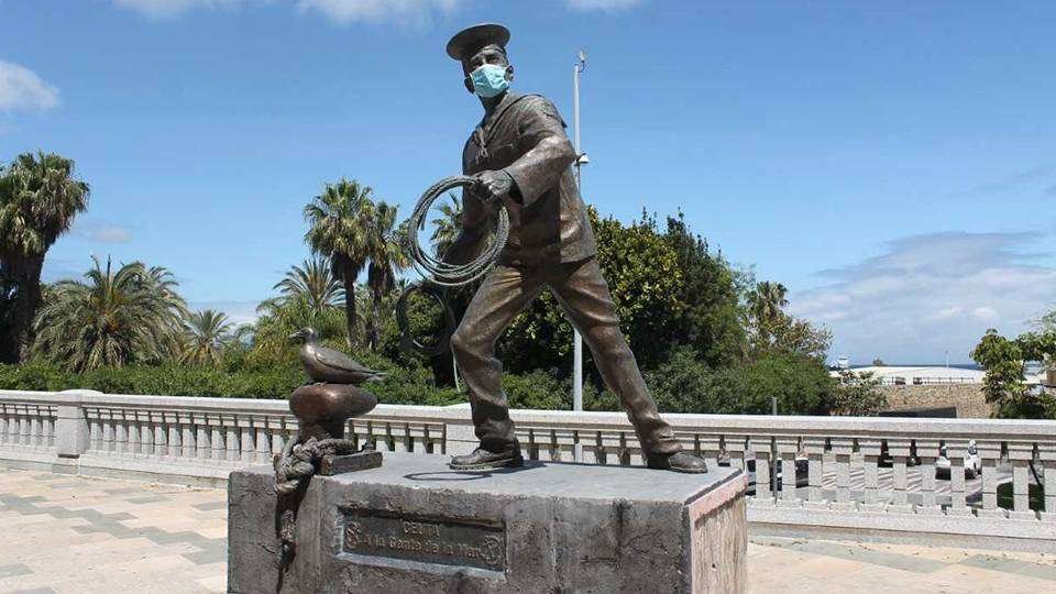 El Monumento al Marinero, en el Paseo de La Marina, con una mascarilla quirúrgica (J. CHELLARAM)