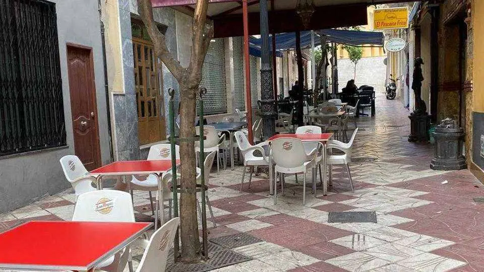 Las terrazas, aunque en escaso n&uacute;mero, han vuelto a ocupar las calles (T. DE LA CRUZ)