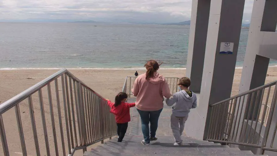 Una madre pasea con sus hijos en el horario autorizado para la salida de los ni&ntilde;os (C.A.)