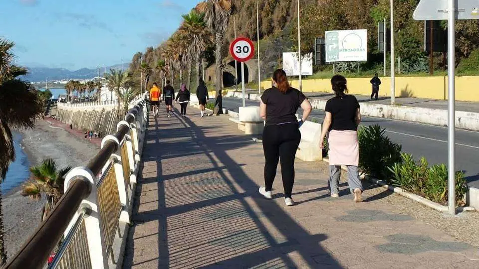 Ceut&iacute;es pasean durante la franja horaria establecida por las autoridades (J. CHELLARAM)