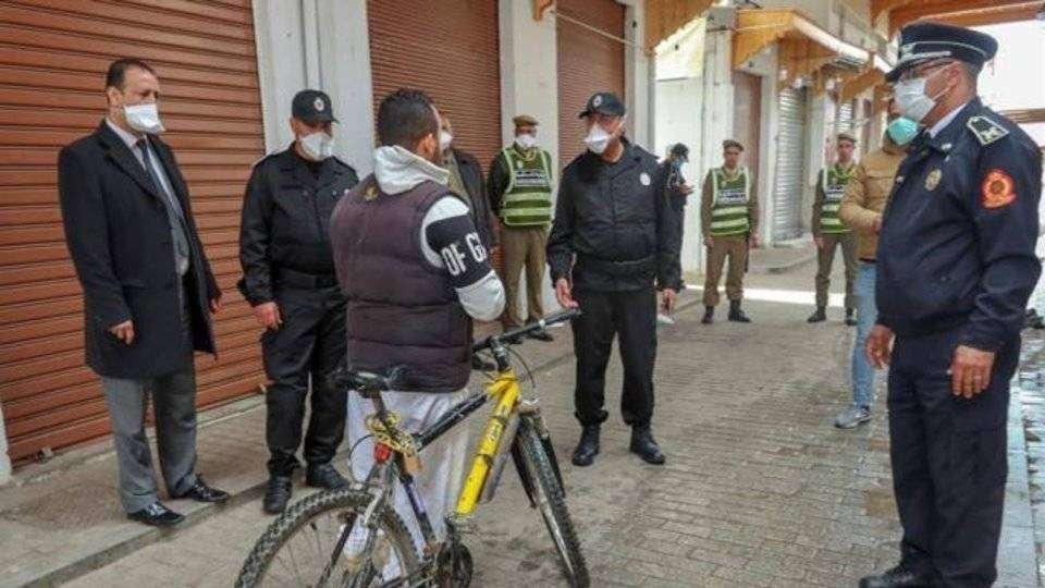 Policías marroquíes controlando las calles (ARCHIVO)