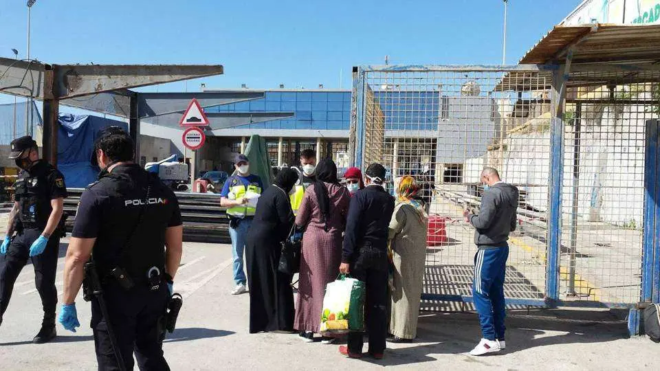 Ciudadanos marroqu&iacute;es hacen cola ante la frontera de El Tarajal (C.A.)