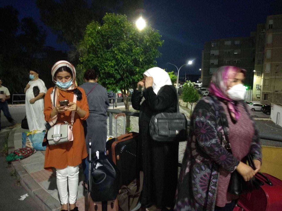 Mujeres aguardan su salida hacia Marruecos en la expedición organizada ayer domingo (C.A.)