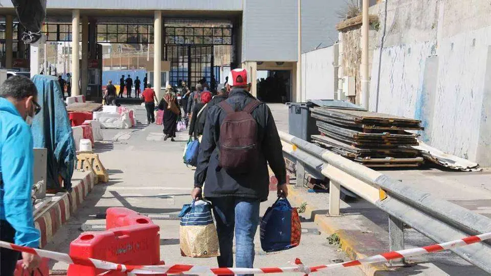 Marroqu&iacute;es se dirigen a la frontera el pasado viernes (C.A./ARCHIVO)