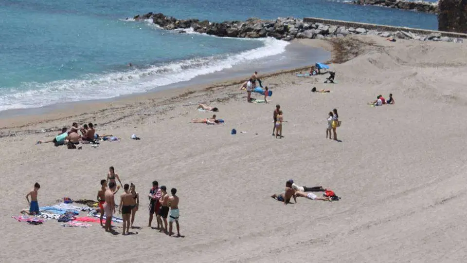 Ba&ntilde;istas en una imagen tomada esta ma&ntilde;ana (J. CHELLARAM) PLAYA