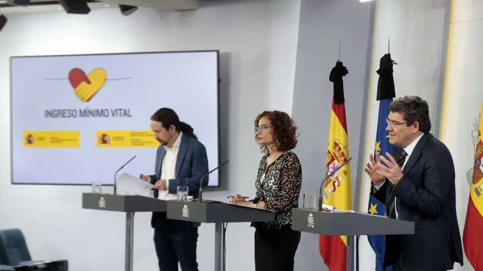 Los ministros Iglesias, Montero y Escriv&aacute;, durante la rueda de prensa ofrecida celebrada ayer tras el Consejo de Ministros (MONCLOA)