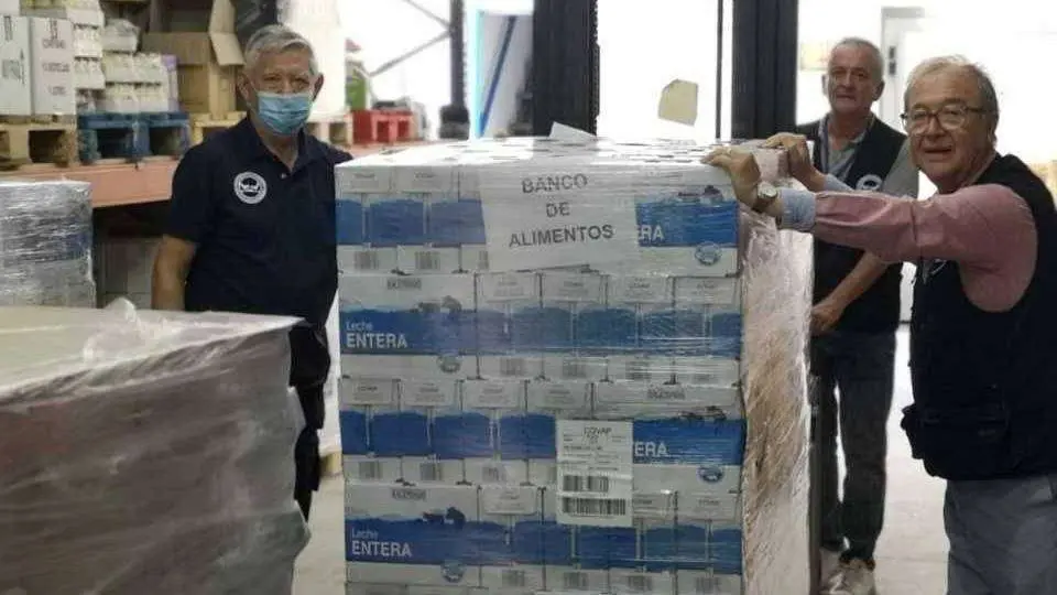 El Banco de Alimentos de Ceuta ha recibido del supermercado Mercadona una donaci&oacute;n de 9.621 kilos de productos de primera necesidad en las &uacute;ltimas semanas. En lo que va de a&ntilde;o, la empresa ha donado a la entidad m&aacute;s de 20 toneladas de alimentos. 

El total de donaciones de alimentos formalizadas por Mercadona en la Ciudad asciende desde el inicio del a&ntilde;o a  m&aacute;s de 43.000 kilos, de los que m&aacute;s de 23.000 se han entregado a la Fundaci&oacute;n de los Hermanos de la Cruz Blanca.

&ldquo;Ante la imposibilidad de recoger alimentos de forma presencial, estas donaciones nos permiten seguir atendiendo el incremento de usuarios que est&aacute;n recibiendo nuestras entidades colaboradoras", ha agradecido el presidente del Banco de Alimento, Pedro Mariscal.