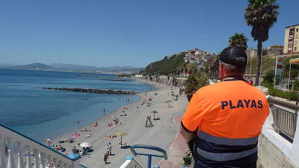 Un operario vigila la playa (CEDIDA)