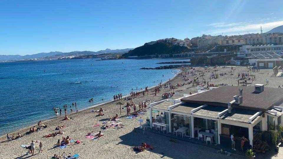 Imagen de playa en Ceuta tomada ayer lunes (C.A.)