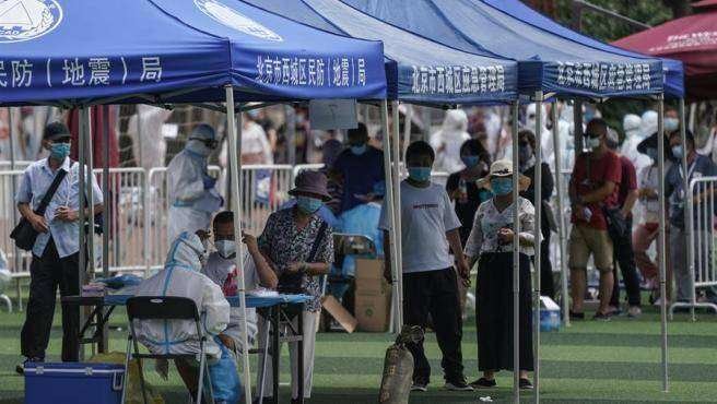 residentes-o-gente-que-visito-el-mercado-de-xinfadi-hacen-cola-para-hacerse-el-test-de-coronavirus-en-el-pabellon-deportivo-de-guangan-en-pekin-china
