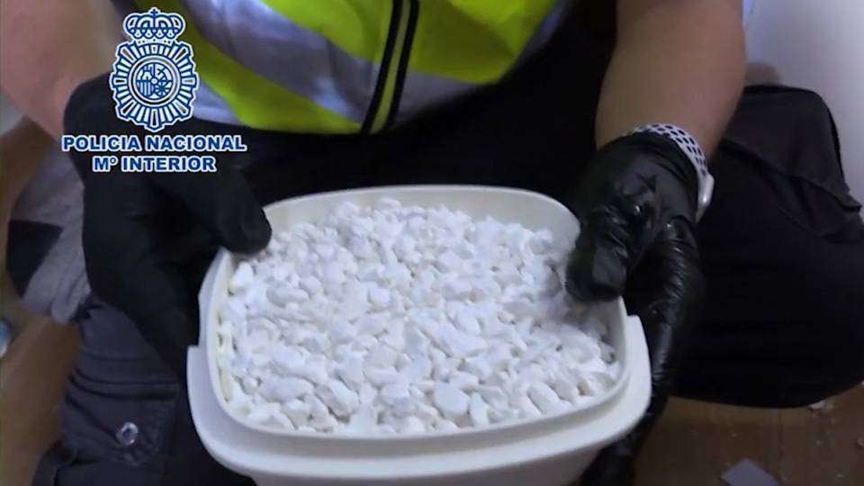 Un agente recoge parte de la cocaína incautada en la operación (POLICÍA NACIONAL)