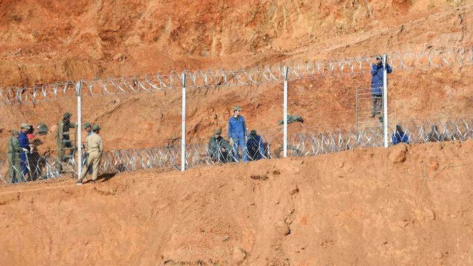 Instalación de concertinas en el lado marroquí de la frontera (APDHA)