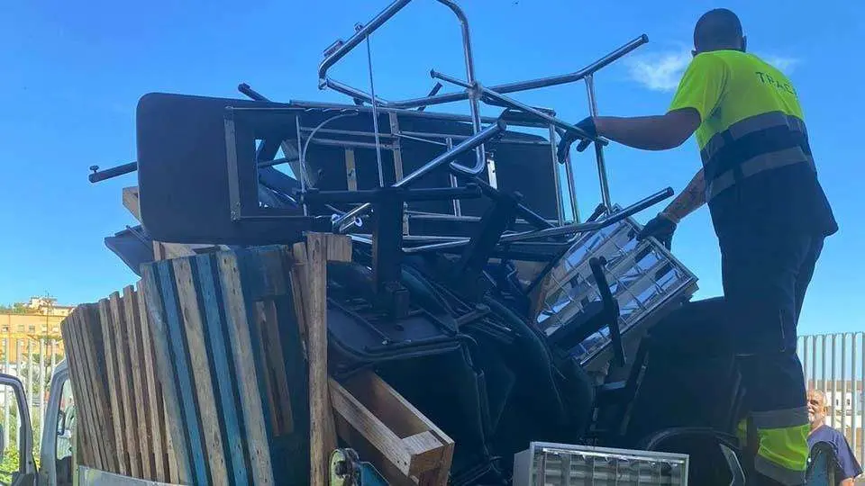 Un operario de Trace carga enseres abandonados en la calle (CEDIDA)