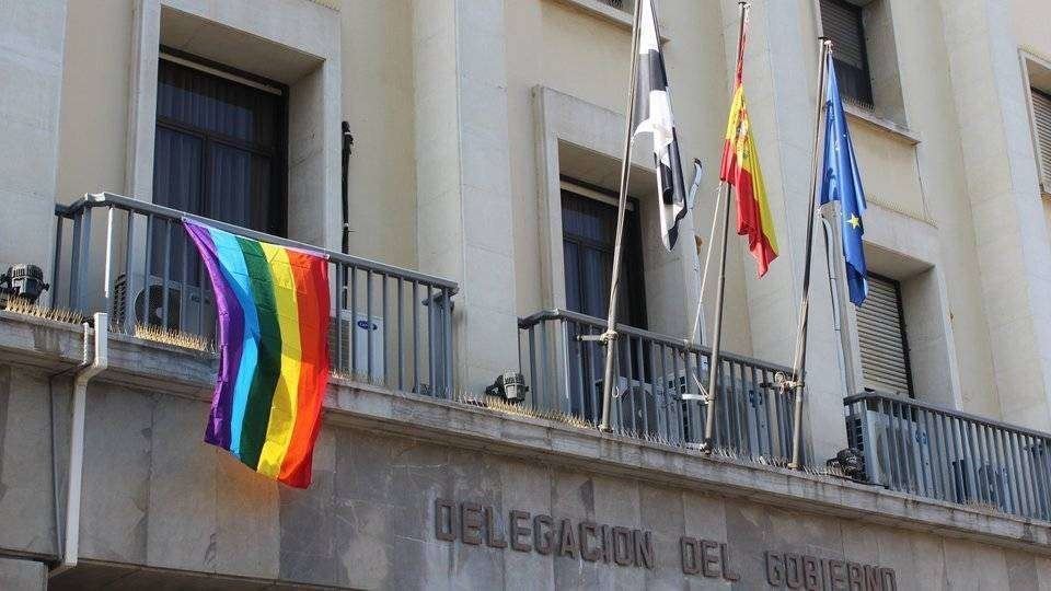 La bandera LGTBI, el año pasado en el balcón de la Delegación del Gobierno (C.A./ARCHIVO)